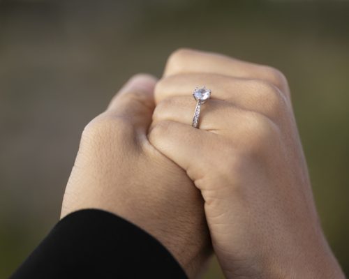 pareja-celebrando-el-compromiso-juntos (1)